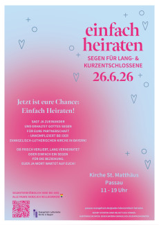 Rosa Glückspunkte auf hellblauem Grund