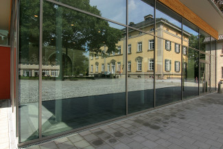 Gebäude des Studentenwerk Villigst spiegelt sich in einer Fensterscheibe