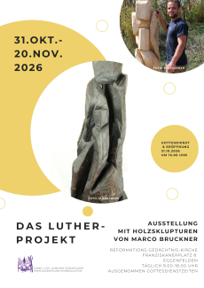 Eine Holzskulptur des Luther-Projekts sowie der Künstler Marco Mruckner
