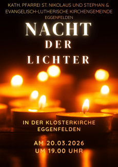 Entzündete Kerzen in einem dunklen Raum