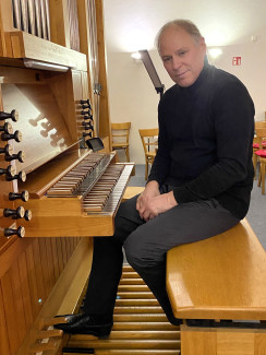 Christian Brembeck vor der Jann-Orgel in Eggenfelden