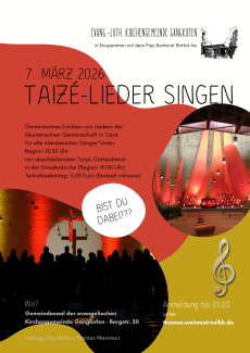 Orangene Tücher sind von der Decke eines Altarraums nach unten gespannt, ein Chor steht vor einem Altar