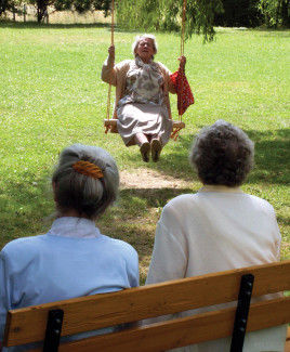 Schaukelnde Seniorin