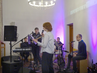 Die Eggenfeldener YouGo-Band im Einsatz bei einem Jugendgottesdienst zum Thema "Angst"